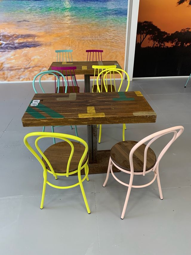 Mesas y sillas vintage multicolor