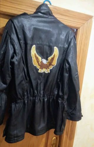Chaqueta cuero moto águila es de "Honda"