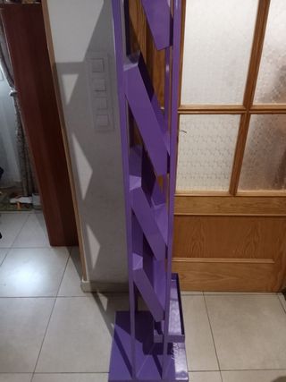 Estantería metálica lila - 4 niveles.Mide 1,75 alt