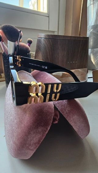 Occhiali Miu Miu neri e oro