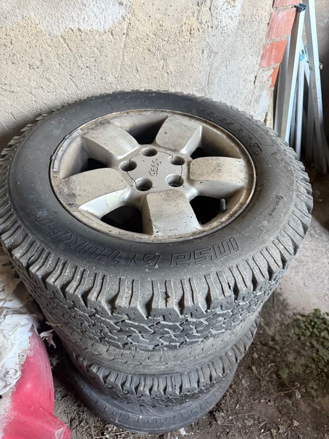 4 Llantas Jeep con neumáticos