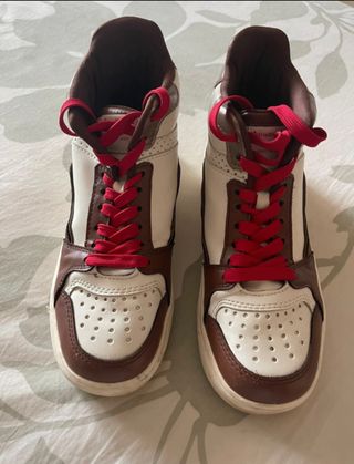 Botines deportivos marrones y blancos