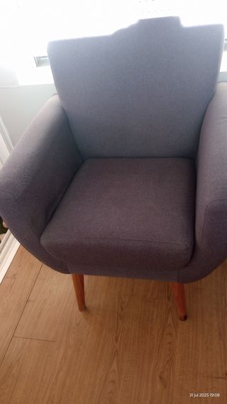 Due poltrone, grigie e rosa. Design retrò