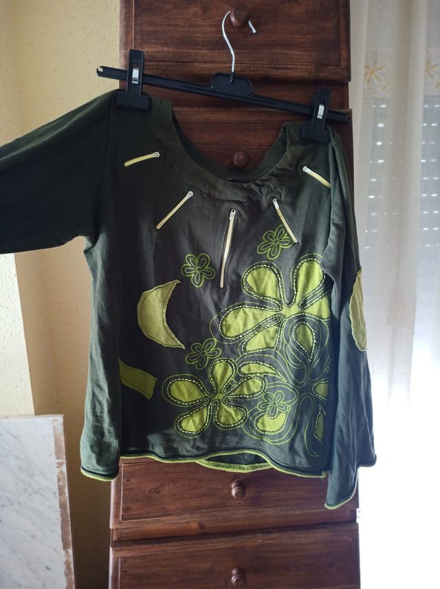 Camiseta caquí y verde anís con flores - S/M