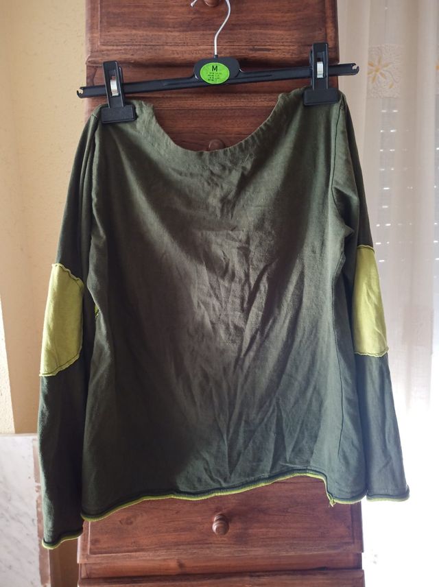 Camiseta caquí y verde anís con flores - S/M