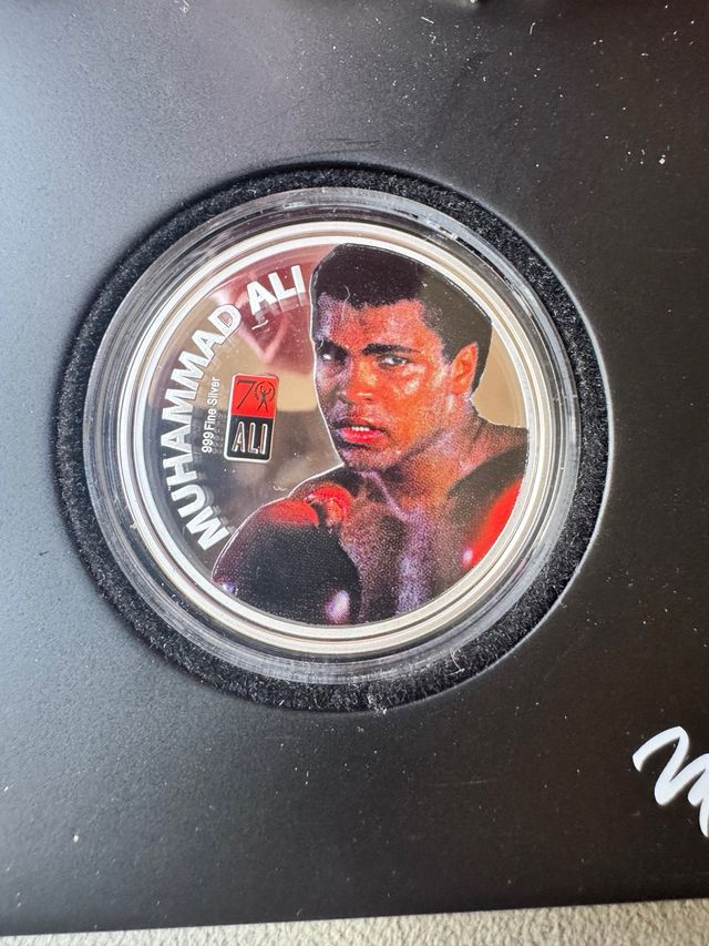 Guante y moneda Muhammad Ali
