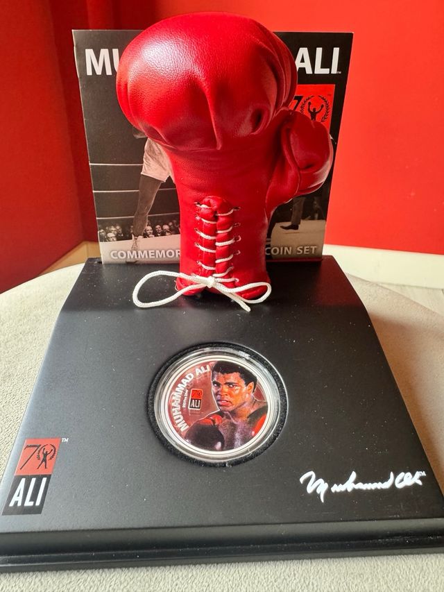 Guante y moneda Muhammad Ali
