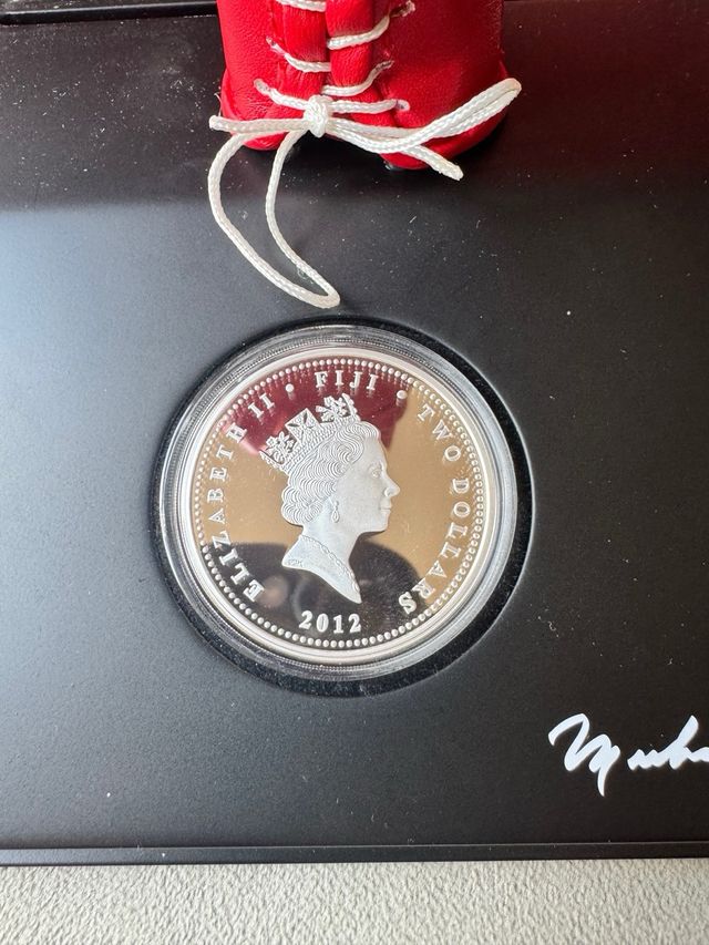 Guante y moneda Muhammad Ali