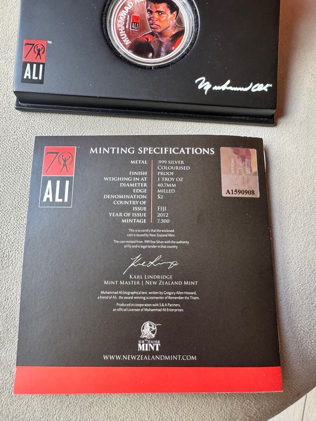 Guante y moneda Muhammad Ali