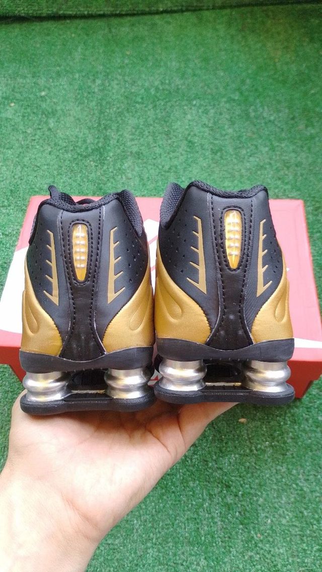 Nike Shox R4 Black Gold talla 40