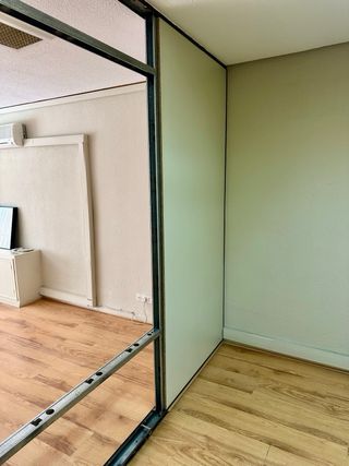 Mamparas, paneles divisores y puertas de oficina
