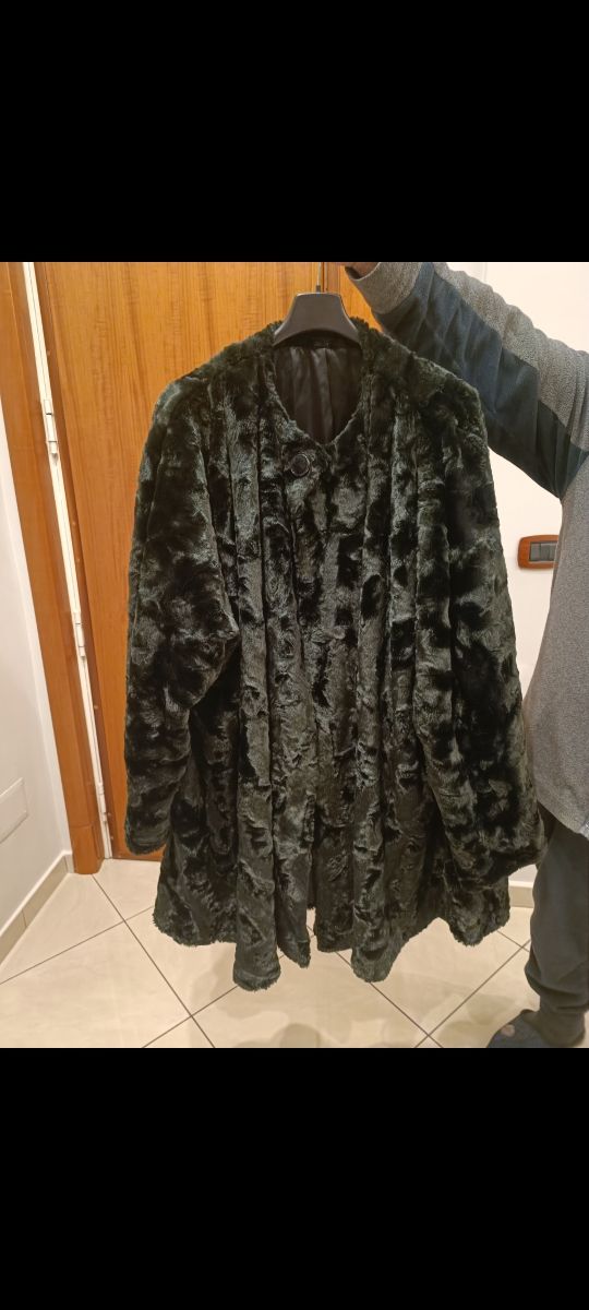 Pelliccia ecologica vintage nera.