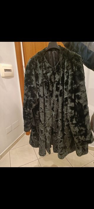 Pelliccia ecologica vintage nera.