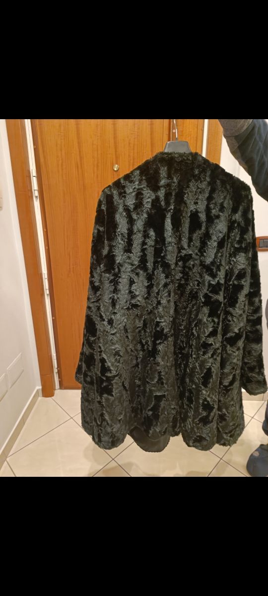 Pelliccia ecologica vintage nera.