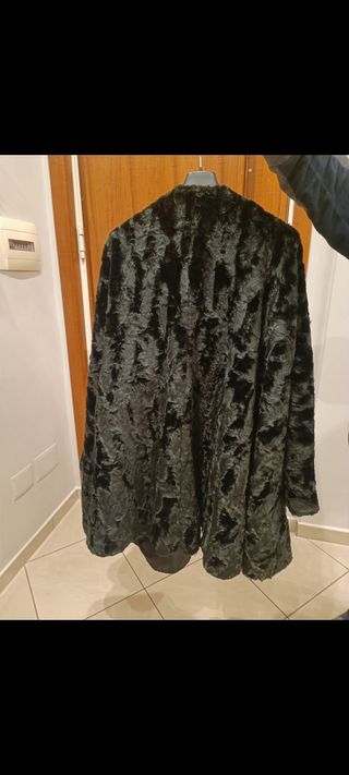 Pelliccia ecologica vintage nera.