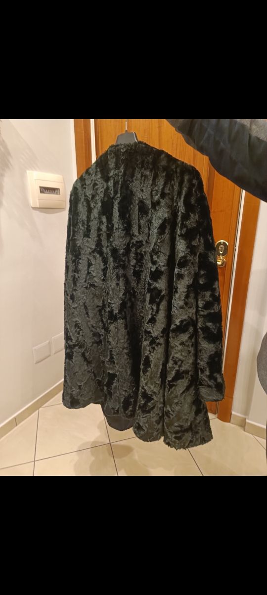 Pelliccia ecologica vintage nera.