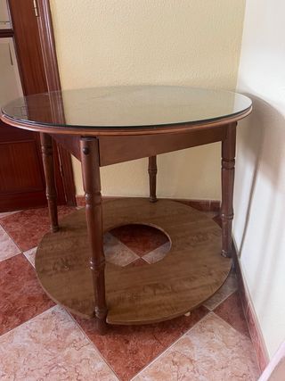 Mesa redonda de madera con sobre de cristal