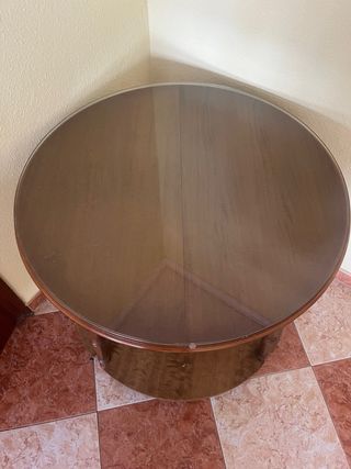 Mesa redonda de madera con sobre de cristal