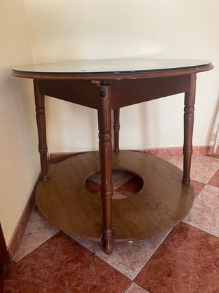 Mesa redonda de madera con sobre de cristal