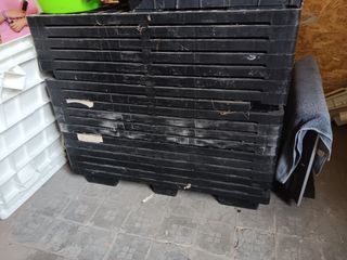 Palets plástico y tablero contrachapado