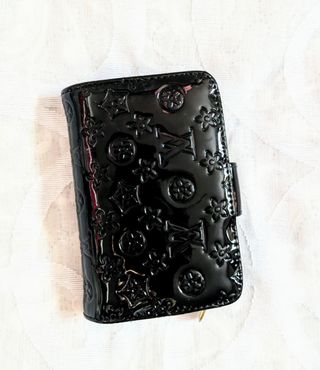 Monedero billetera negro acharolado monogram