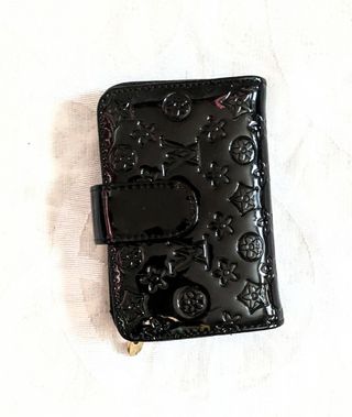 Monedero billetera negro acharolado monogram
