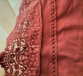 Camiseta rosa con encaje