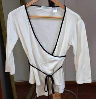 Blusa blanca c/cinturón negro. Talla 38/40