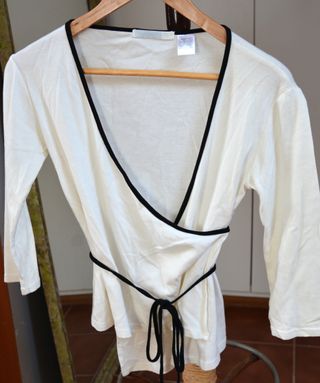 Blusa blanca c/cinturón negro. Talla 38/40