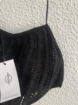 Top Stradivarius negro, un hombro, brillo