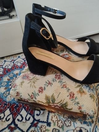 Sandalias negras tacón bajo