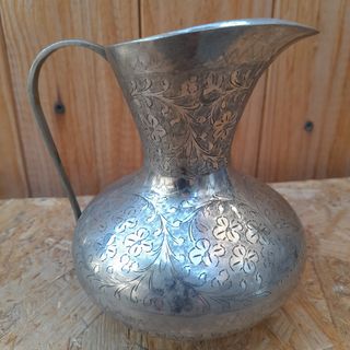 Brocca vintage in metallo