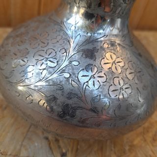 Brocca vintage in metallo