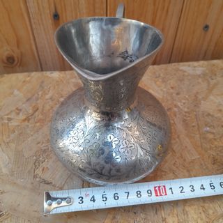 Brocca vintage in metallo