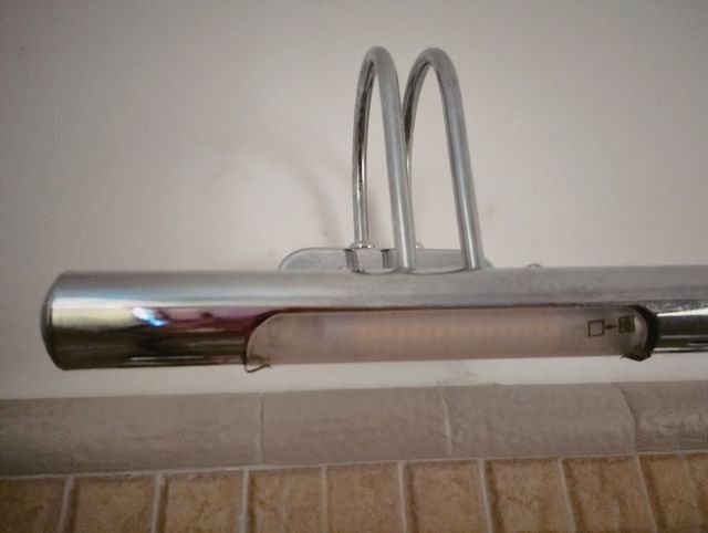 Aplique de pared metálico plateado