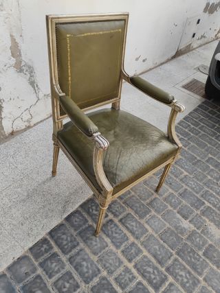 Sillón antiguo de madera tallada y cuero natural