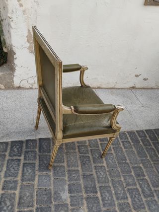 Sillón antiguo de madera tallada y cuero natural