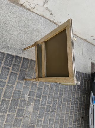 Sillón antiguo de madera tallada y cuero natural