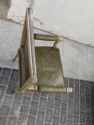 Sillón antiguo de madera tallada y cuero natural