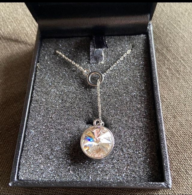 Colgante Swarovski con cadena de plata.