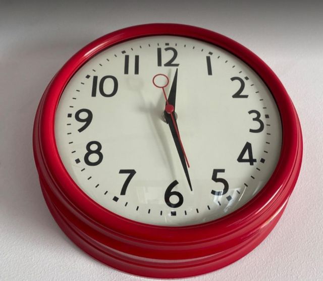 Reloj rojo decorativo