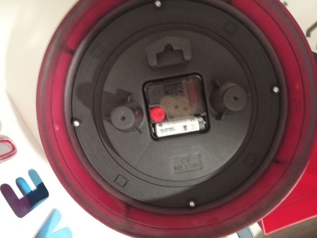 Reloj rojo decorativo