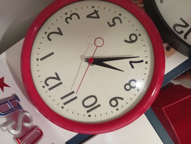 Reloj rojo decorativo
