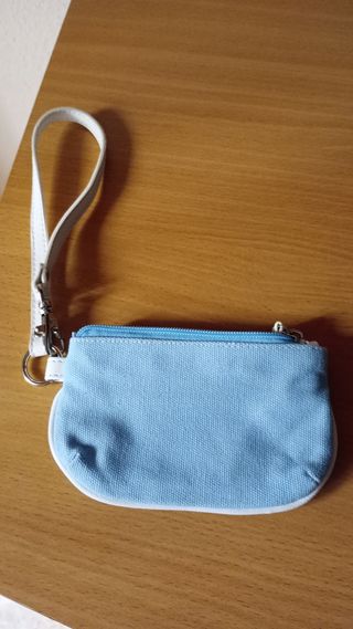 Monedero azul y blanco