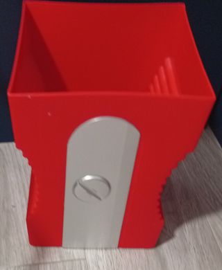 Papelera roja y plateada