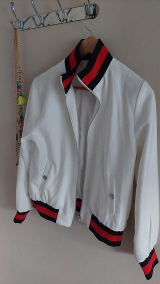 Chaqueta bomber blanca y roja