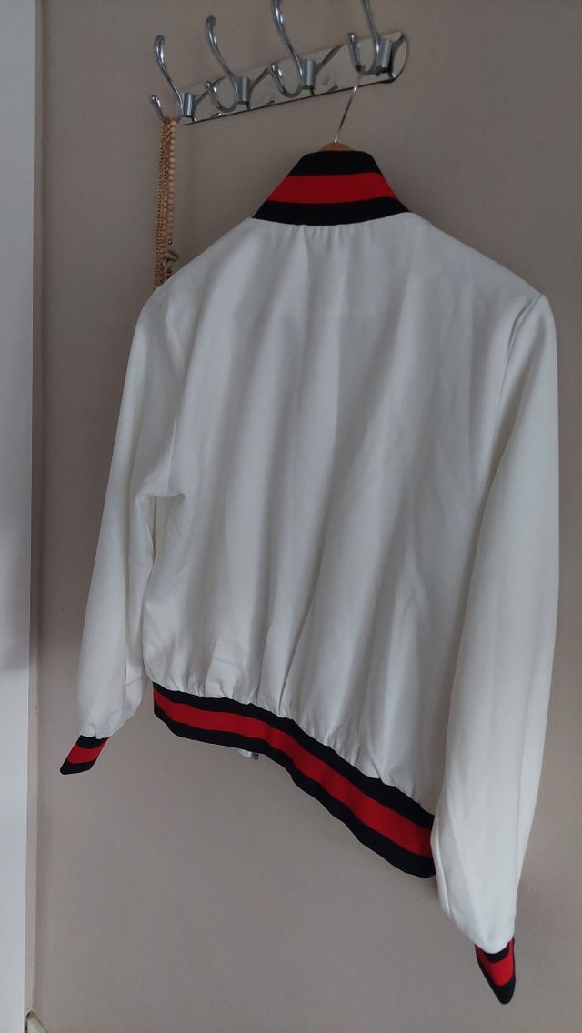 Chaqueta bomber blanca y roja