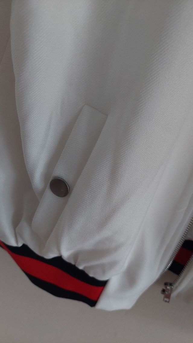 Chaqueta bomber blanca y roja