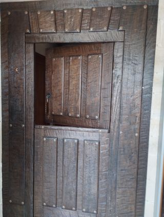 Portón de madera maciza.
240 X 154 cmt.