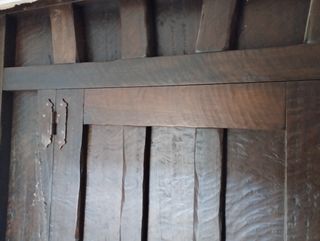 Portón de madera maciza.
240 X 154 cmt.